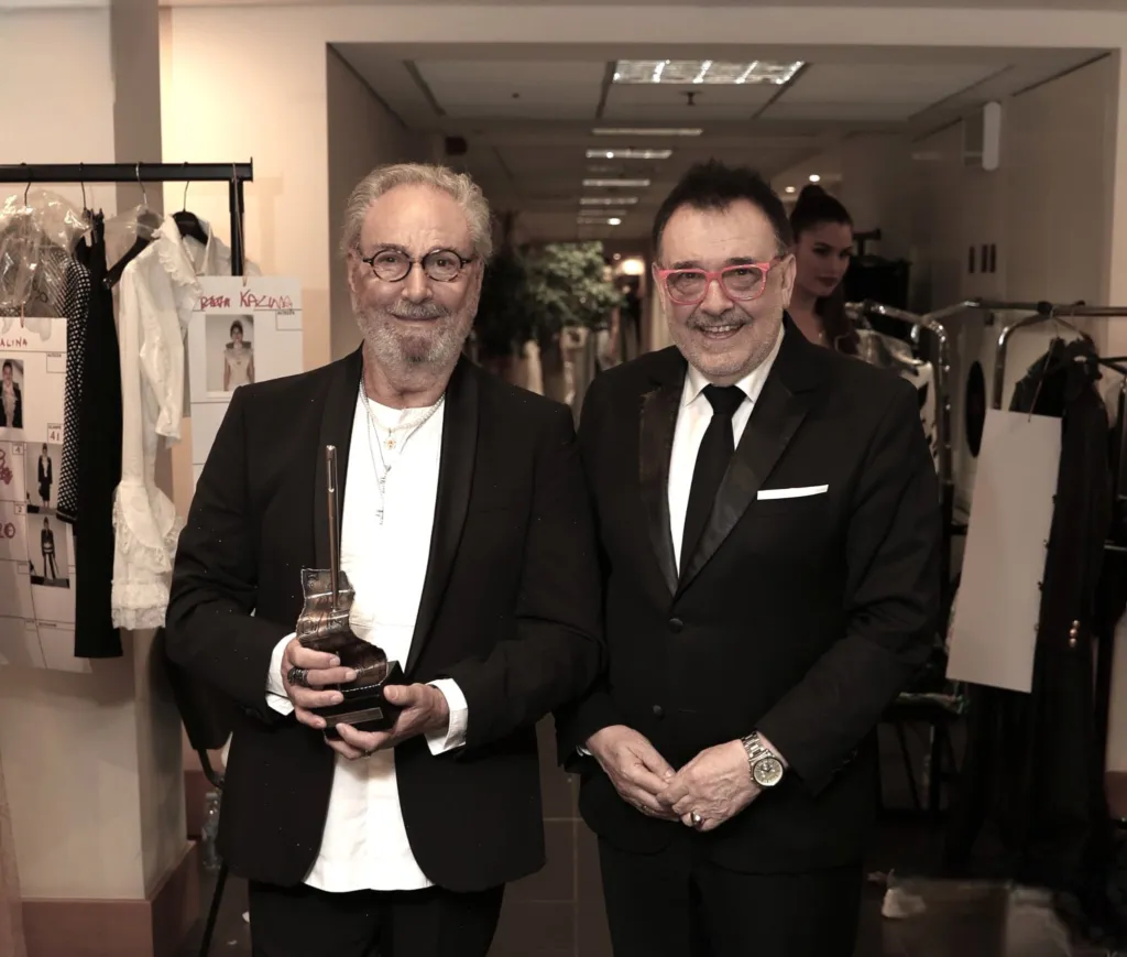 Проф. Любомир Стойков и Роко Бароко след връчването на „Златната игла“.
Фото: Академия за мода / Петър Станев