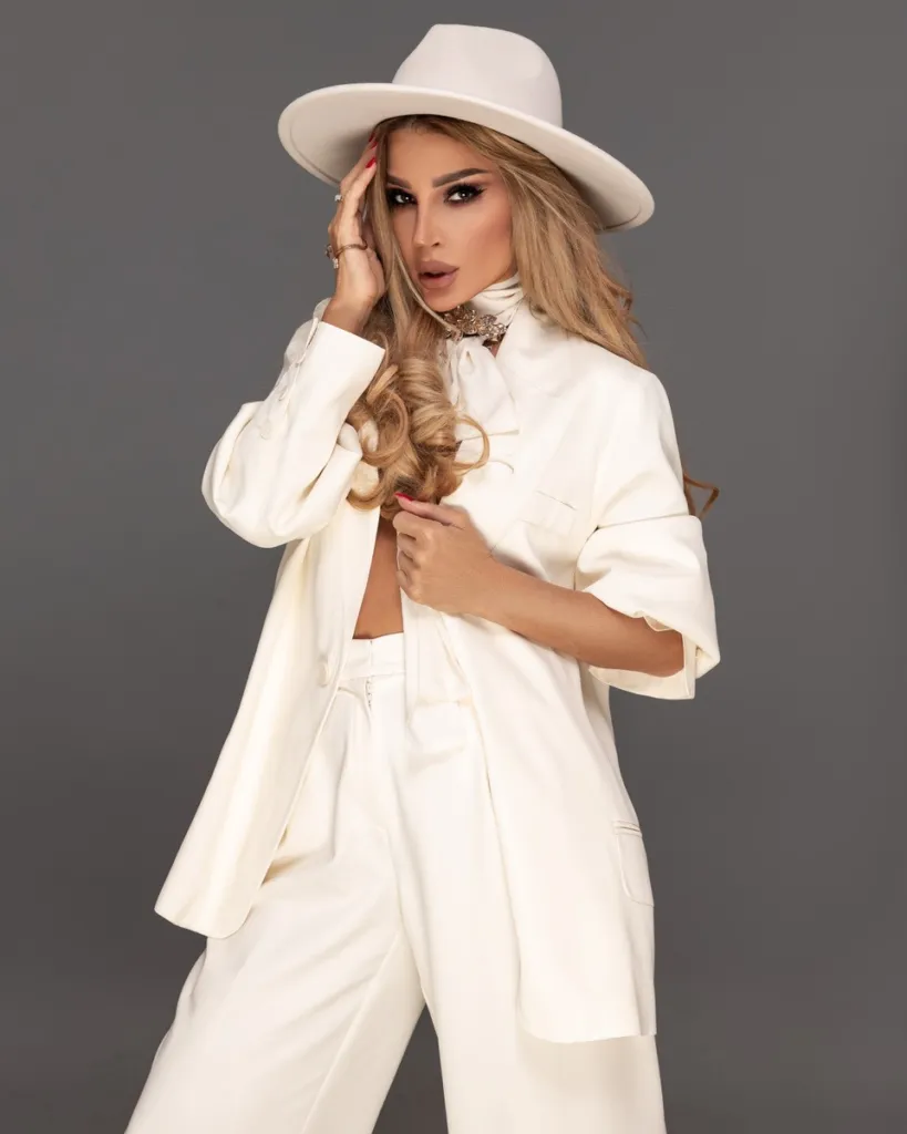 Предложение на Есил Дюран – дизайнер на Esil Duran Fashion Gallery.
Фото: Габриел Караколев