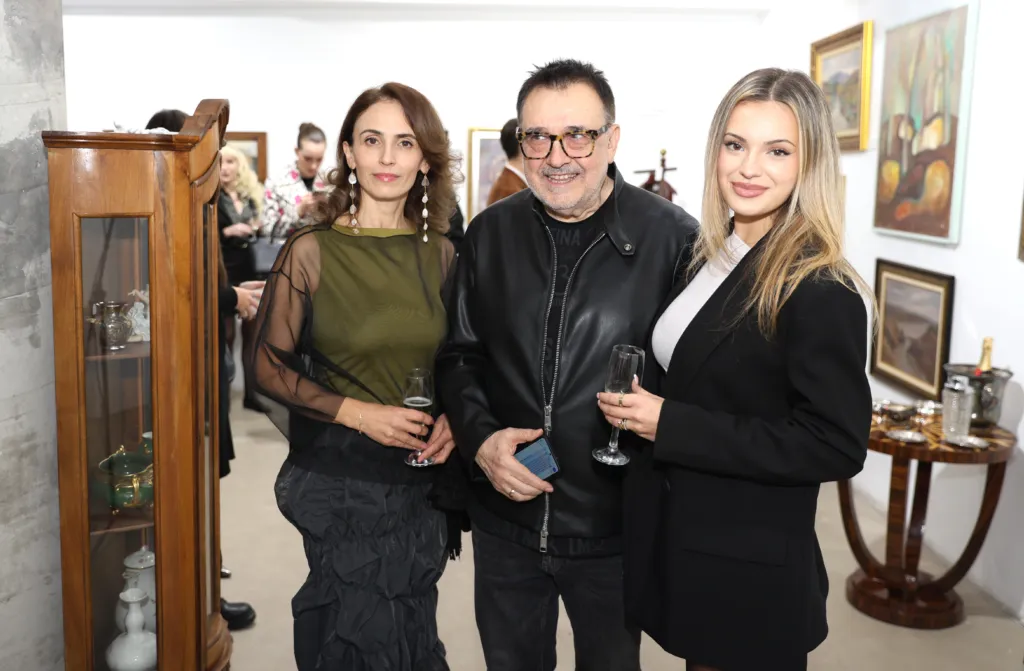 Проф. Любомир Стойков заедно с гости на ONE Gallery. Фото: Алма комуникация / Петър Станев