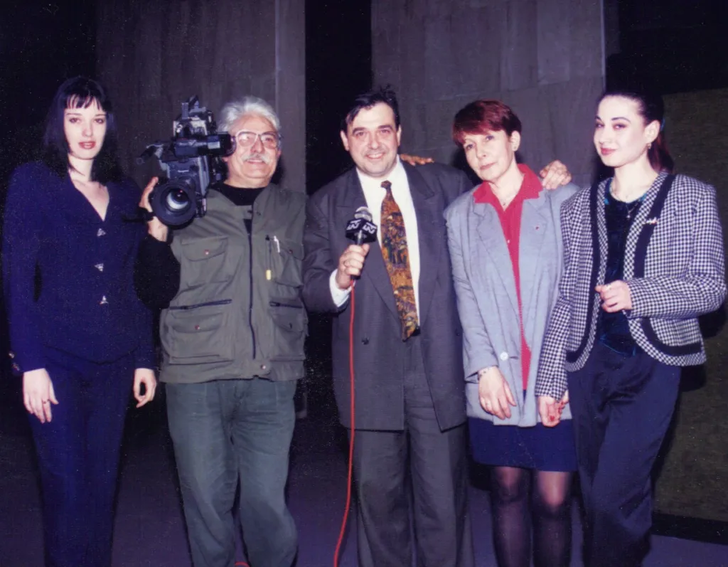 Екипът на предаването „От игла до конец“ (от ляво надясно) - Албена Димитрова, Светослав Мечкуевски – Коко, Любомир Стойков, Снежа Хинкова, Красимира Стоянова, 1996. Фото: Личен архив на Любомир Стойков