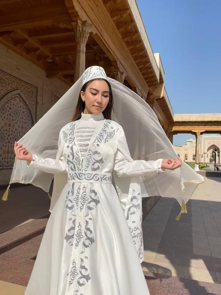 Ръчно везан традиционен булчински тоалет от Узбекистан. Фото: Асоциация на занаятчиите на Узбекистан