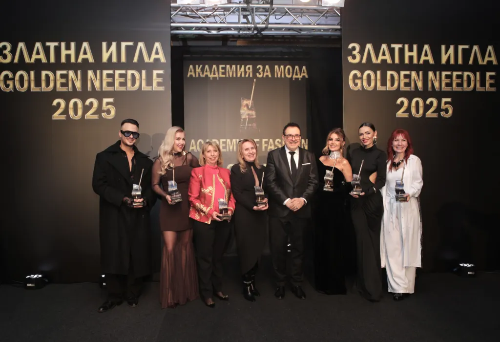 Проф. Любомир Стойков заедно с носителите на „Златна игла 2025“. Фото: Академия за мода / Антон Марков