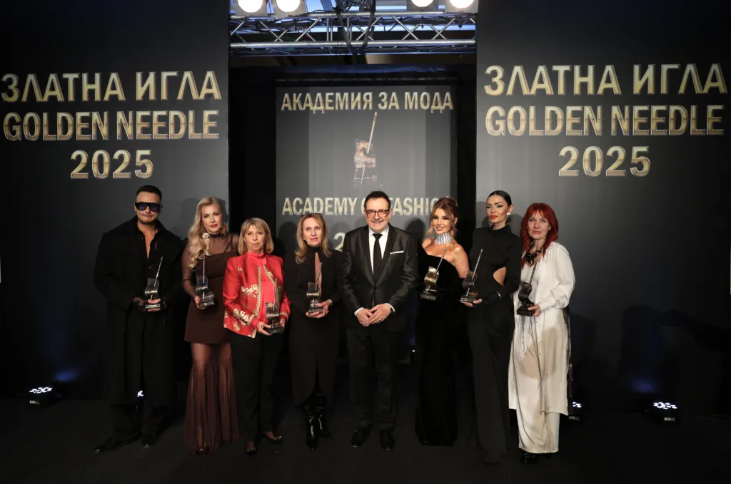 Проф. Любомир Стойков заедно с носителите на „Златна игла 2025“. Фото: Академия за мода / Петър Станев
