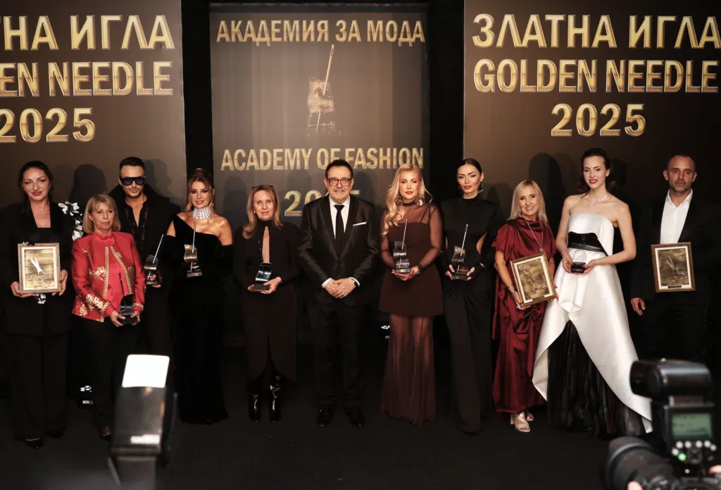 Проф. Любомир Стойков и носителите на „Златна игла“, „Златна ножица“ и „Изгряваща звезда“ за 2025-та. Фото: Академия за мода / Петър Станев