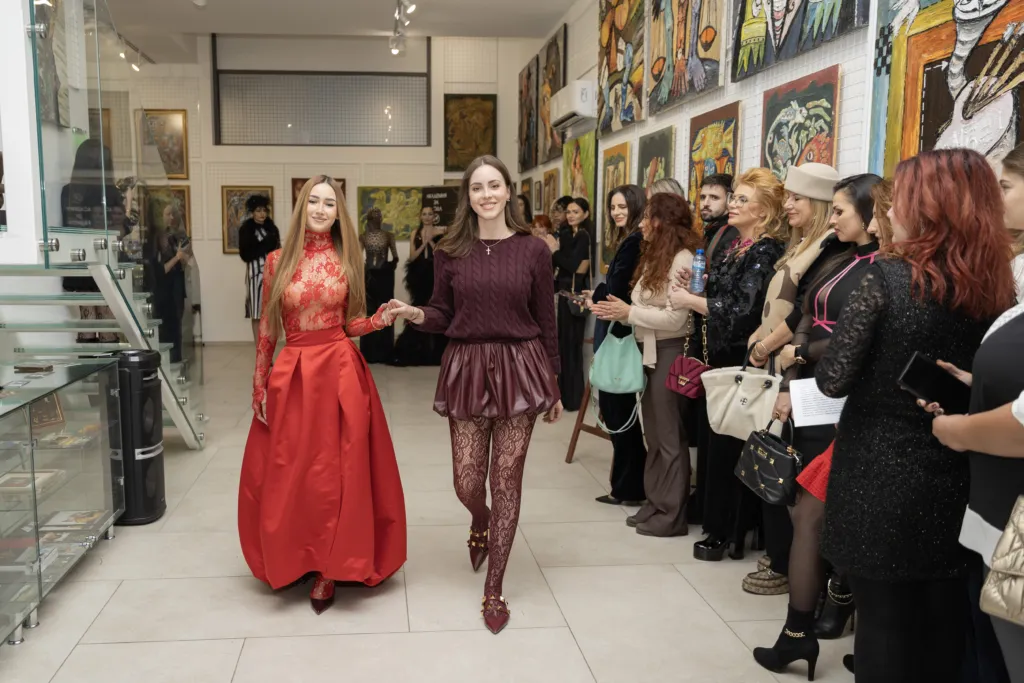 Ивет Бианки заедно с модела Илияна Борисова в неин тоалет. Фото: Академия за мода / Петър Станев