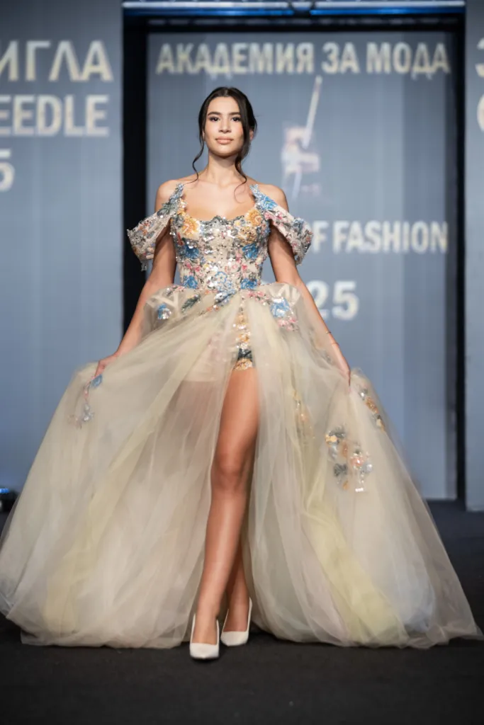 Предложение на модния бранд Radichev, с дизайнер Стоян Радичев. Фото: Академия за мода / Петър Станев