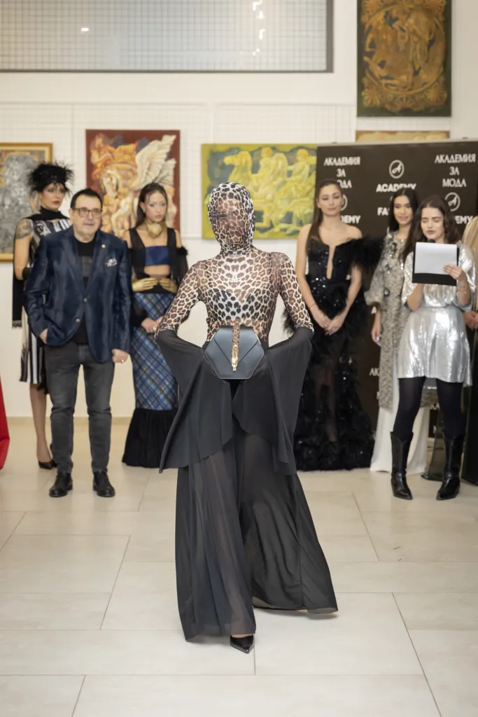 Ниа Танева представя чанта Diamond Leopard на Мария Радославова. Фото: Академия за мода / Петър Станев