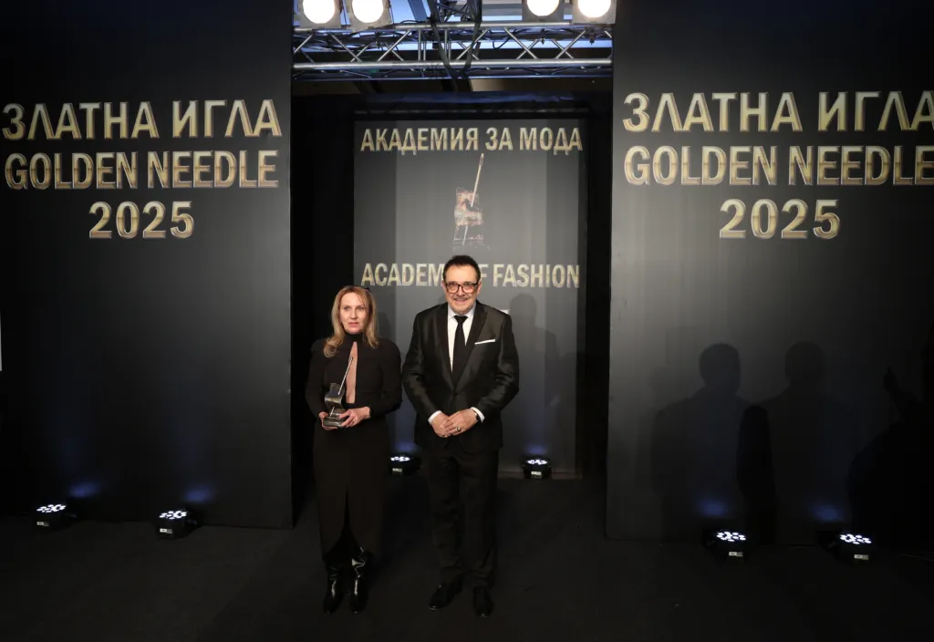 Проф. Любомир Стойков и Николета Фархат – носител на „Златна игла 2025“ в категория „Дизайнер на годината“. Фото: Академия за мода / Петър Станев