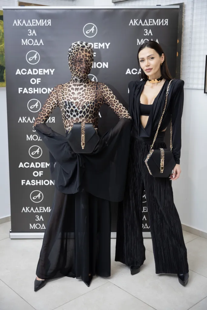 Мария Радославова заедно с модела Ниа Танева с нейна чанта. Фото: Академия за мода / Петър Станев