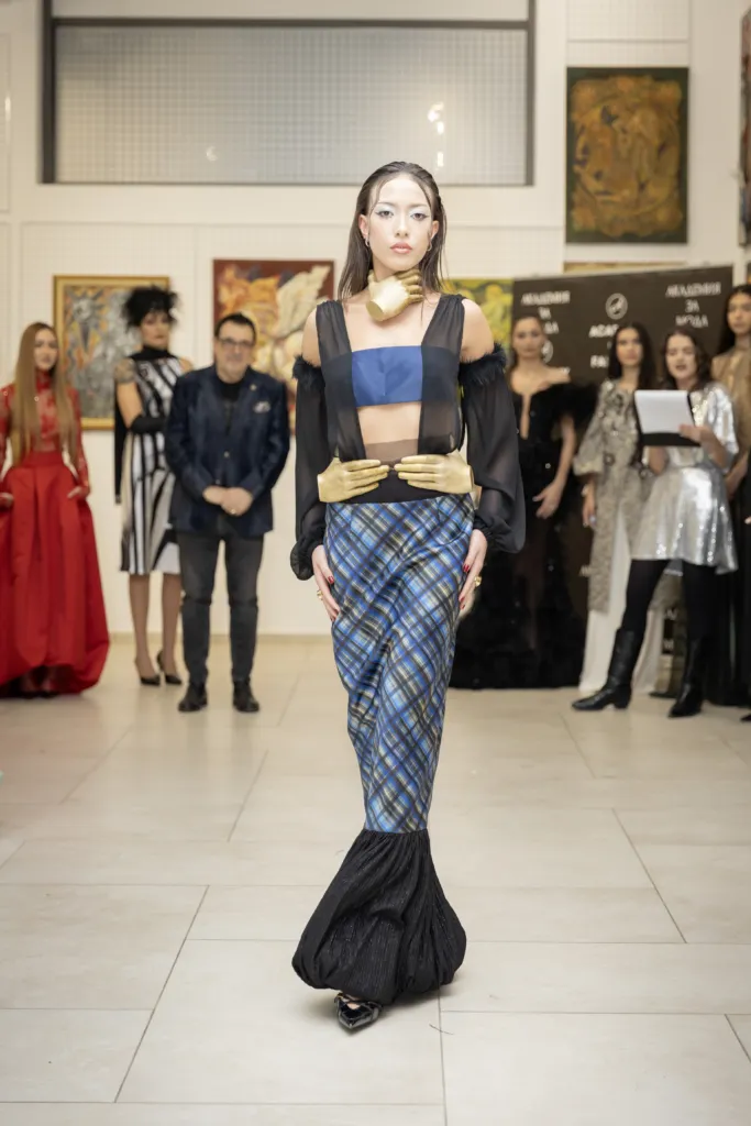 Сумарни в тоалет на Елендаевал Джоунс. Фото: Академия за мода / Петър Станев