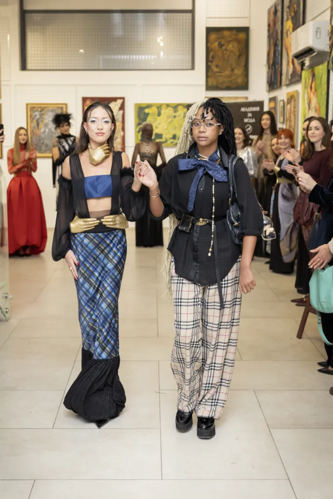 Елендаевал Джоунс заедно с модела Сумарни в неин тоалет. Фото: Академия за мода / Петър Станев