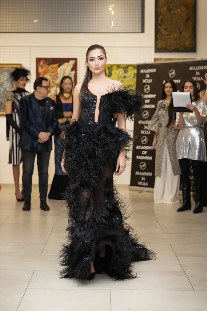 Гергана Желева в тоалет на Стоян Радичев. Фото: Академия за мода / Петър Станев