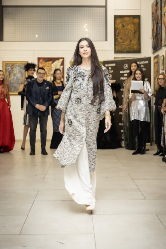 Велислава Керемдчиева в тоалет на Николета Фархат. Фото: Академия за мода / Петър Станев