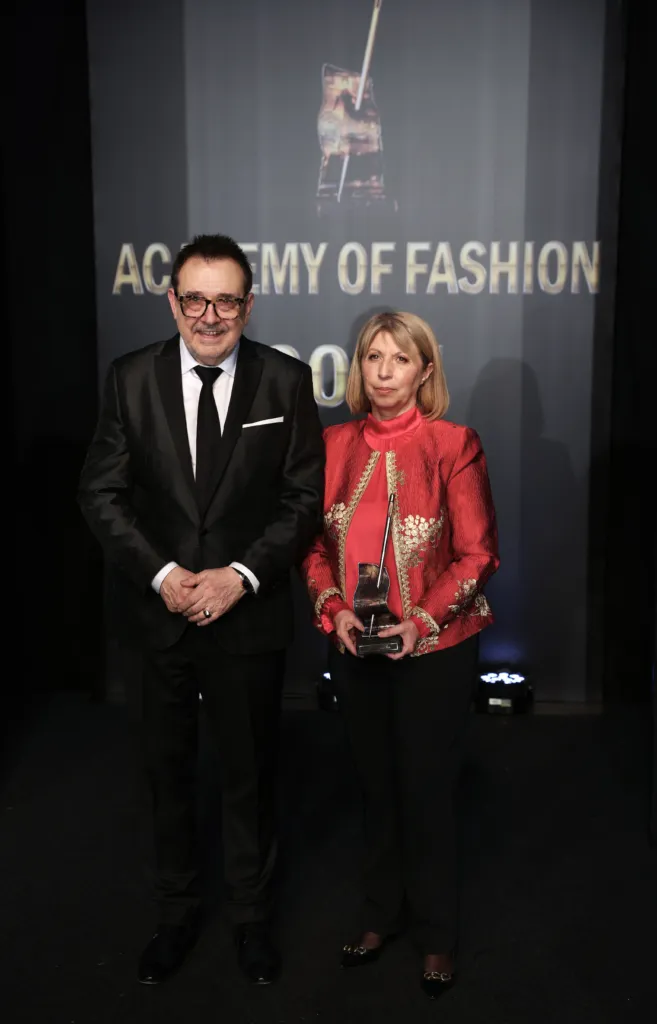 Проф. Любомир Стойков и Нели Колева - носител на „Златна игла 2025“ в категория „Цялостен принос“. Фото: Академия за мода / Петър Станев