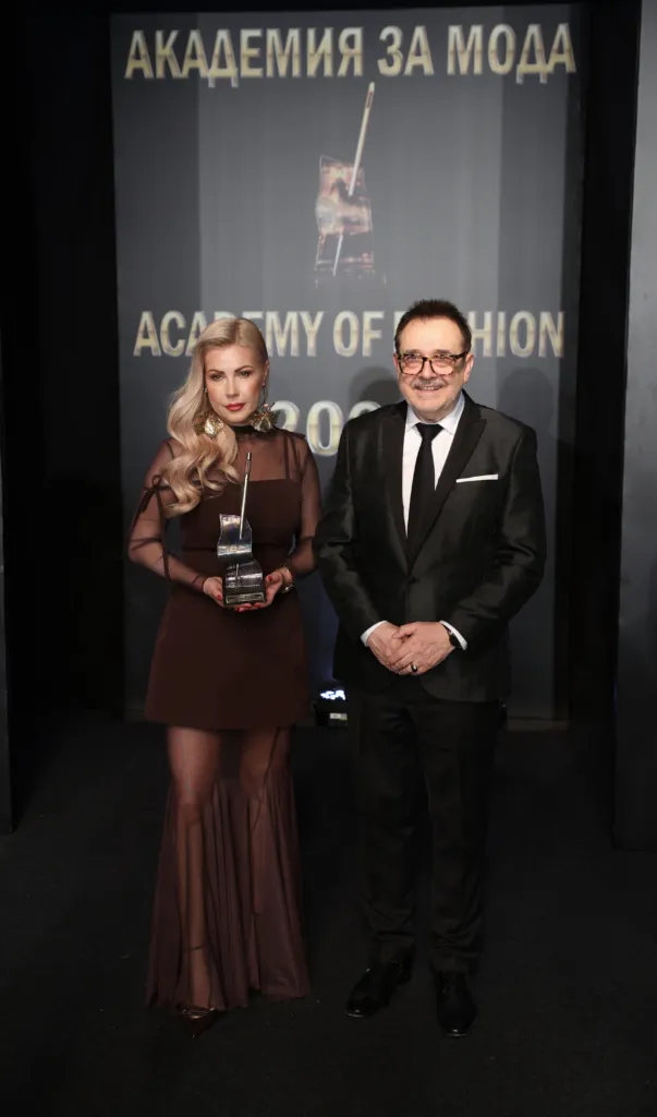 Проф. Любомир Стойков и Антония Стоянова - носител на „Златна игла 2025“ в категория „Моден бранд на годината“. Фото: Академия за мода / Петър Станев