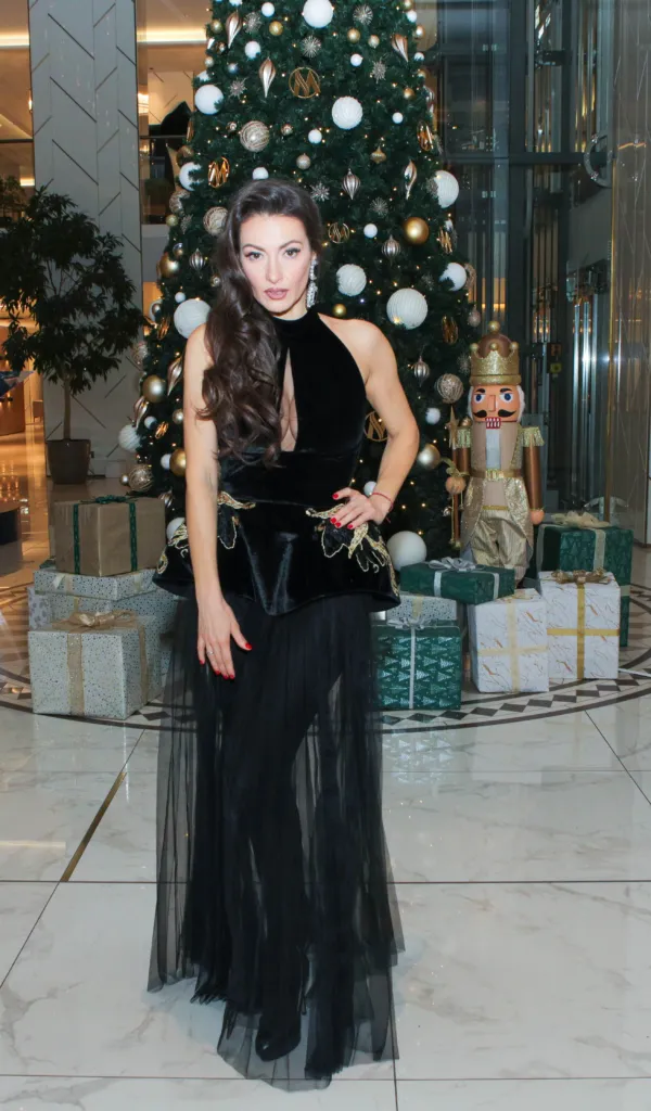 Водещата Гери Дончева Янков облечена в тоалет на Николета Фархат. Фото: Академия за мода / Антон Марков