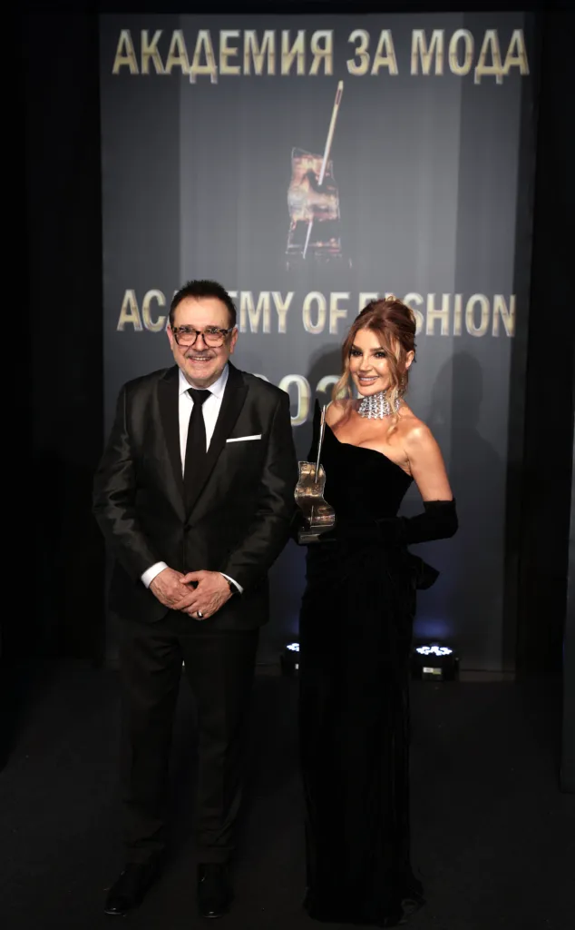 Проф. Любомир Стойков и Есил Дюран - носител на „Златна игла 2025“ в категория „Визионерство в музиката и модата“. Фото: Академия за мода / Петър Станев