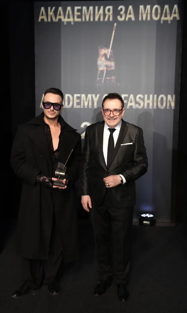 Проф. Любомир Стойков и Едис Пала - носител на „Златна игла 2025“ в категория „Най-добър млад дизайнер“. Фото: Академия за мода / Петър Станев