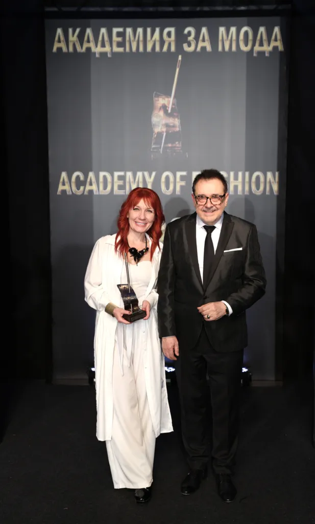 Проф. Любомир Стойков и Лиляна Петрова - Лулу - носител на „Златна игла 2025“ в категория „Артистична мода“. Фото: Академия за мода / Петър Станев