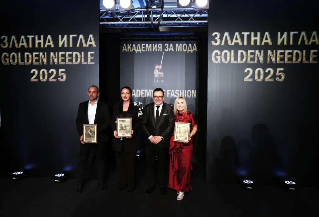 Проф. Любомир Стойков заедно с носителите на „Златна ножица 2025“. Фото: Академия за мода / Петър Станев