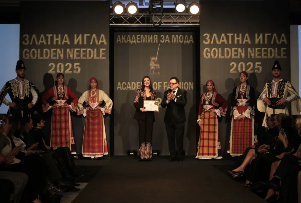 Проф. Любомир Стойков заедно със Соня Бозова, която получи грамота „За полуляризиране на народната носия“. Фото: Академия за мода / Антон Марков