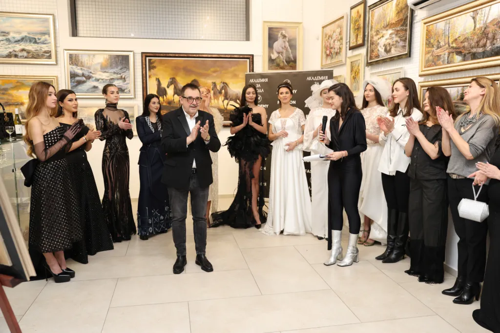 Проф. Любомир Стойков и водещата  на Вечерта на стила Елица Стойчева. Фото: Академия за мода / Петър Станев