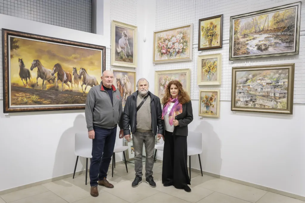 Художникът Юрий Ковачев заедно с Васил Банов и Анна Банова. Фото: Алма комуникация / Петър Станев