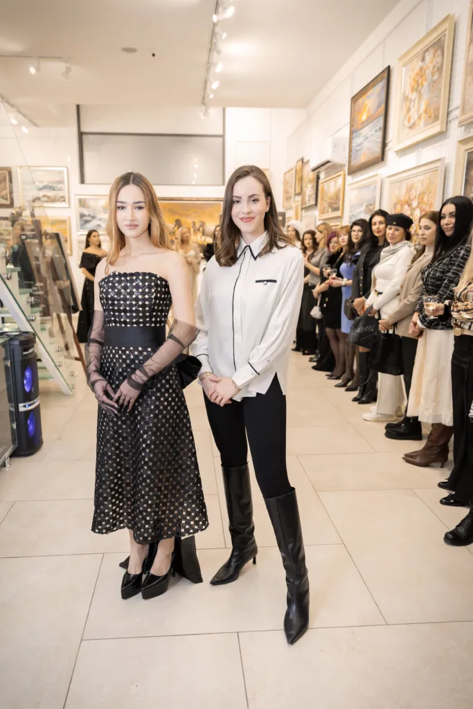 Ивет Бианки заедно с модела Илияна Борисова в неин тоалет. Фото: Академия за мода / Петър Станев