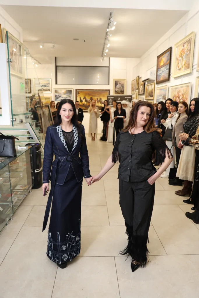 Албена Иванова-Деянова заедно с народната певица Лидия Ангелова в неин тоалет. Фото: Академия за мода / Петър Станев