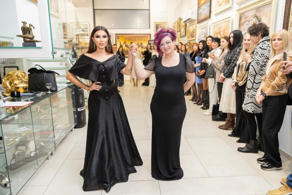 Велизара Георгиева с модела Манита Вартан в неин тоалет. Фото: Академия за мода / Петър Станев