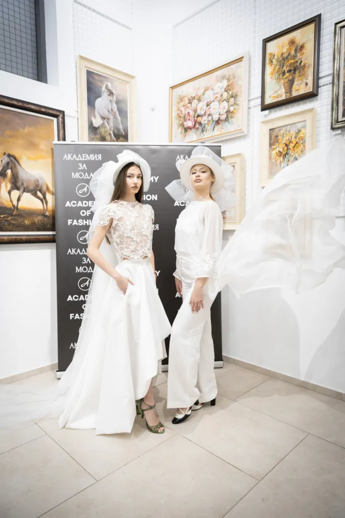 Лора Овчарова и Виктория Югова в тоалети на Нели Радева. Фото: Академия за мода / Петър Станев