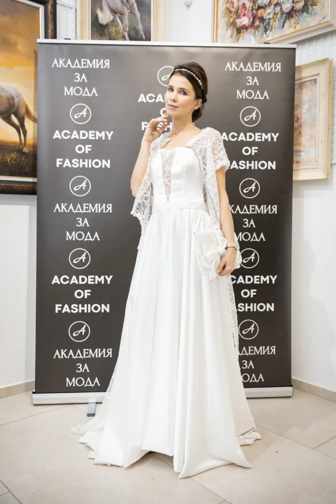 Елисавета Стоянова-Гарева в тоалет на Нели Радева. Фото: Академия за мода / Петър Станев