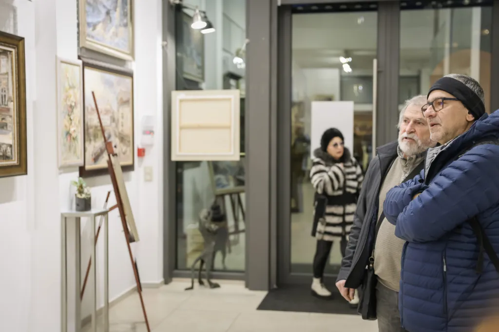 Гости на изложбата. Фото: Алма комуникация / Петър Станев