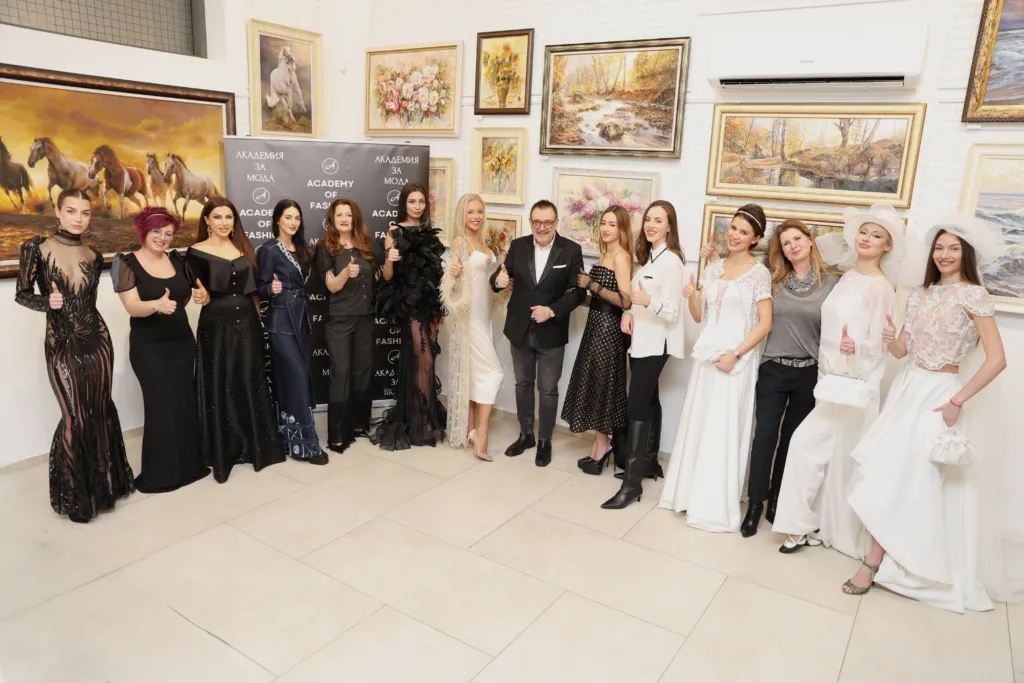 Проф. Любомир Стойков заедно с дизайнерите и моделите, участвали във Вечерта на стила, посветена на Кристиан Диор. Фото: Академия за мода / Петър Станев