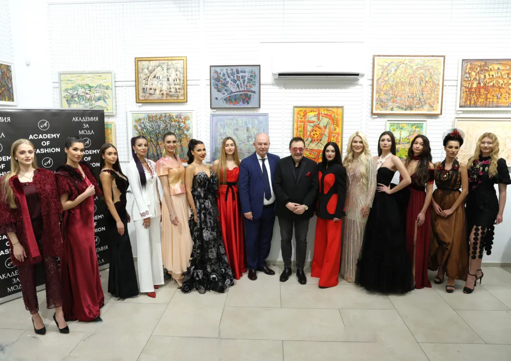 Проф. Любомир Стойков и Н.Пр. Марчело Апичела заедно с моделите, участвали във Вечерта на стила в памет на Валентино. Фото: Академия за мода / Петър Станев