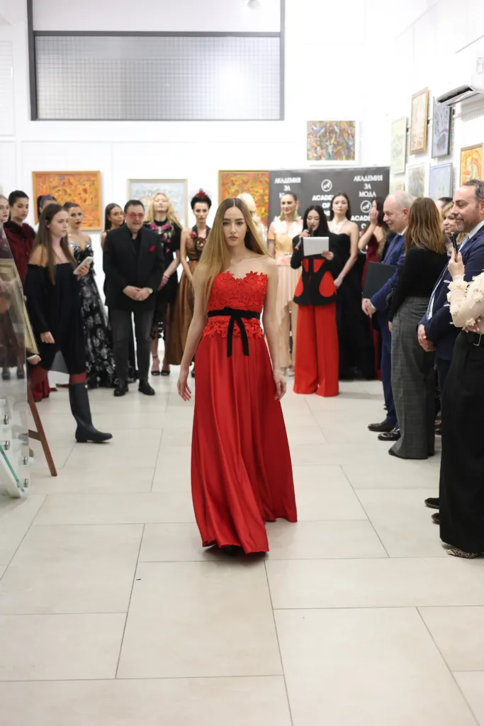 Илияна Борисова в тоалет на Ивет Бианки. Фото: Академия за мода / Петър Станев