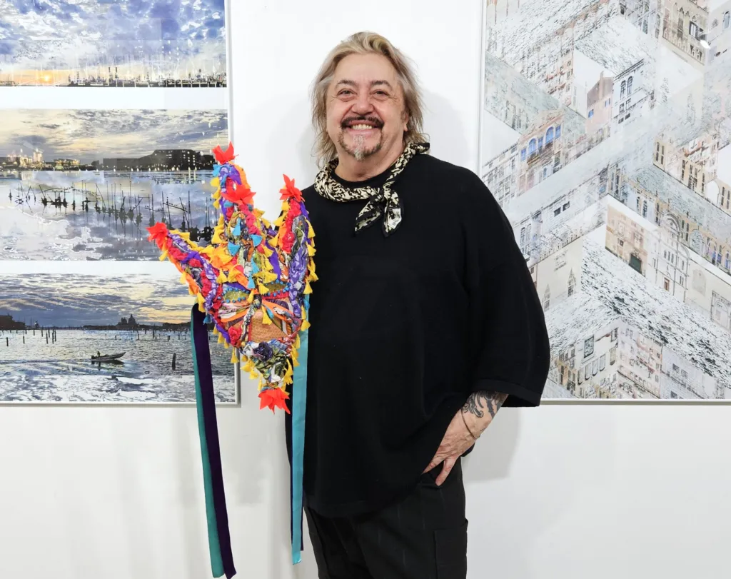 Сеньор Маурицио Пироло в ONE  Gallery с една от своите маски. Фото: Алма комуникация