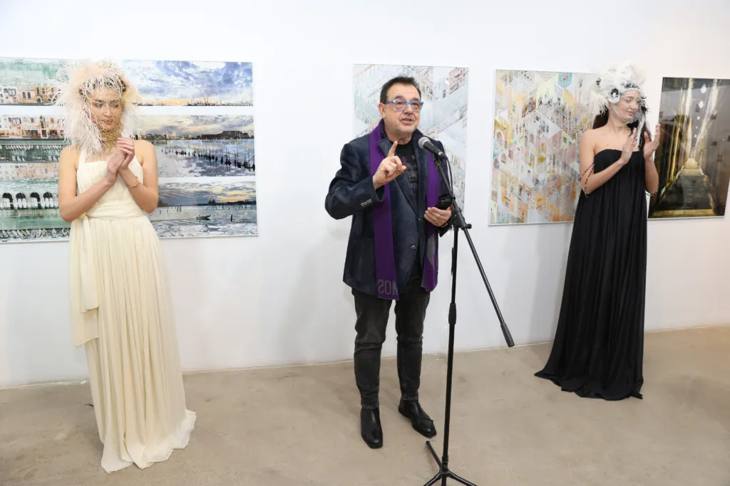 Проф. Любомир Стойков и моделите Илияна Борисова и Гергана Желева с маски на Маурицио Пироло и с тоалети на Ивет Бианки.
Фото: Алма комуникация / Петър Станев