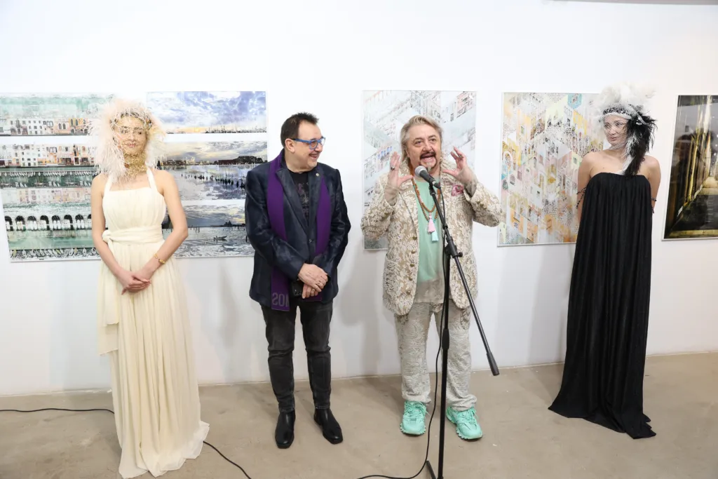 Проф. Любомир Стойков, Маурицио Пироло и моделите Илияна Борисова и Гергана Желева с негови маски и с тоалети на Ивет Бианки.
Фото: Алма комуникация / Петър Станев