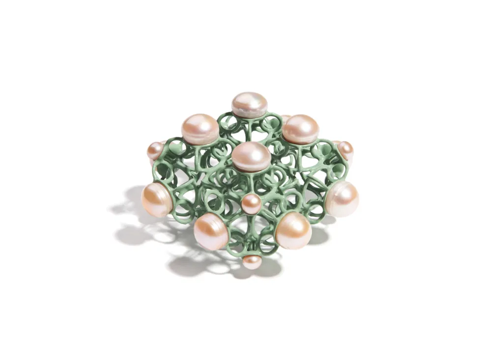 Произведение на Сърдъмов от „Точки на пресичане“ / Intersections - Брошка (месинг, пигмент, перли) - 7 х 7 х 4,5 см. Фото: Венцислава Василева / Архив на автора