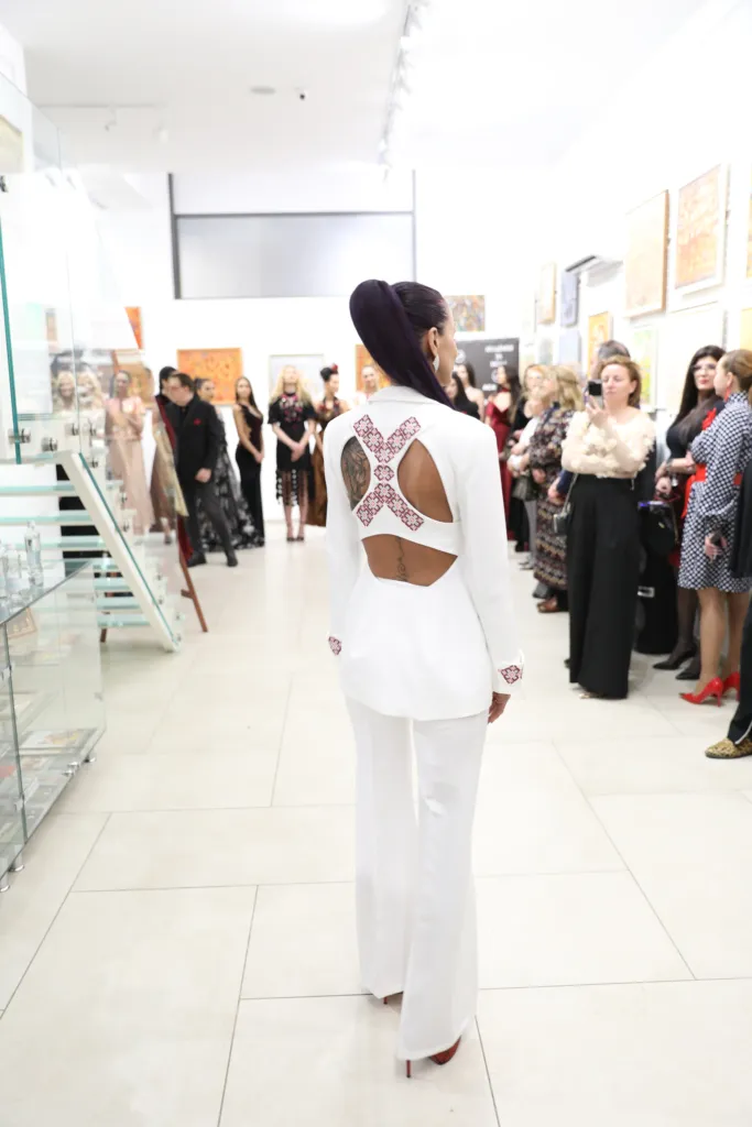 Ралица Костадинова в тоалет на Ваня Паризова. Фото: Академия за мода / Петър Станев