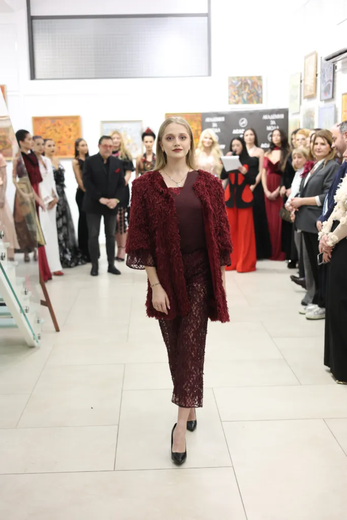 Кристияна Йорданова в тоалет на Нели Радева. Фото: Академия за мода / Петър Станев