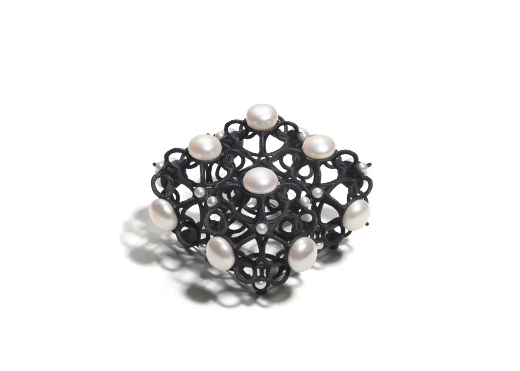 Произведение на Сърдъмов от „Точки на пресичане“ / Intersections - Брошка (месинг, пигмент, перли) - 8 х 8 х 5 см. Фото: Венцислава Василева / Архив на автора