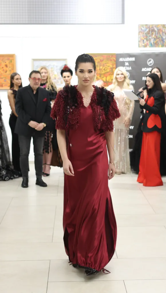 Александра Кръстева в тоалет на Нели Радева. Фото: Академия за мода / Петър Станев