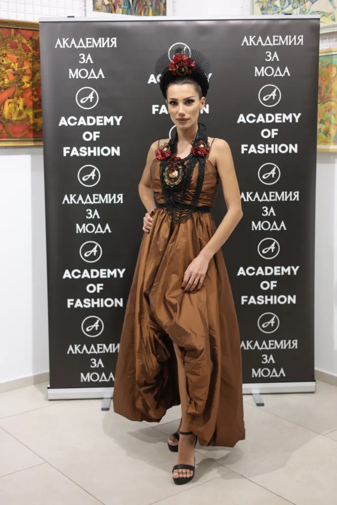 Марина Цветанова в тоалет и бижута от Гери Камеран. Фото: Академия за мода / Петър Станев