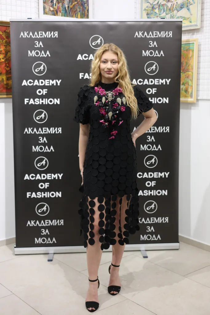 Виктория Югова в тоалет и бижута от Гери Камеран. Фото: Академия за мода / Петър Станев