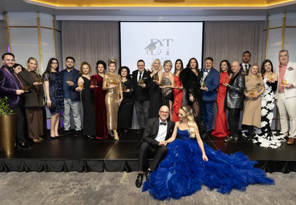 Наградените с приза „Лица за гордост“ заедно с организаторите на инициативата Наталия Гуркова и Николай Стоянов, и водещата Боряна Баташова.
Фото: Алма комуникация / Петър Станев