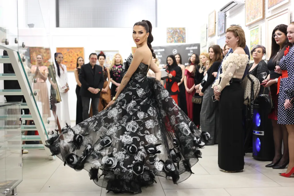 Манита Вартан в тоалет на Румяна Иванова. Фото: Академия за мода / Петър Станев