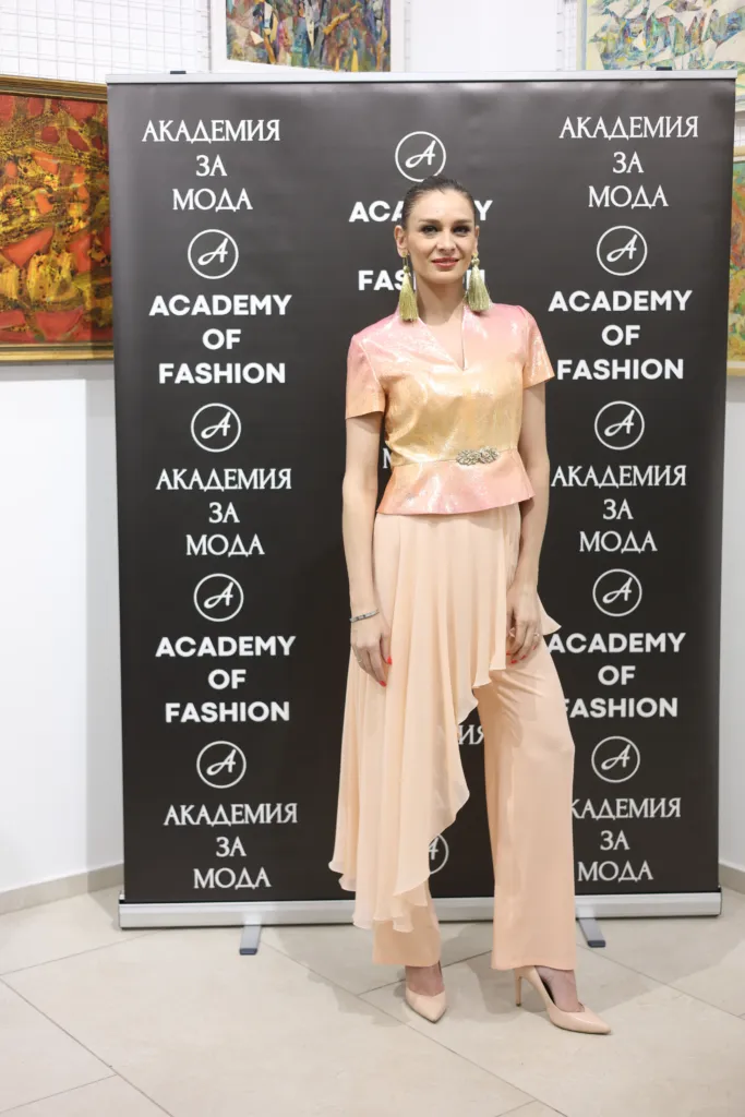 Камелия Димитрова в тоалет на Нели Колева. Фото: Академия за мода / Петър Станев