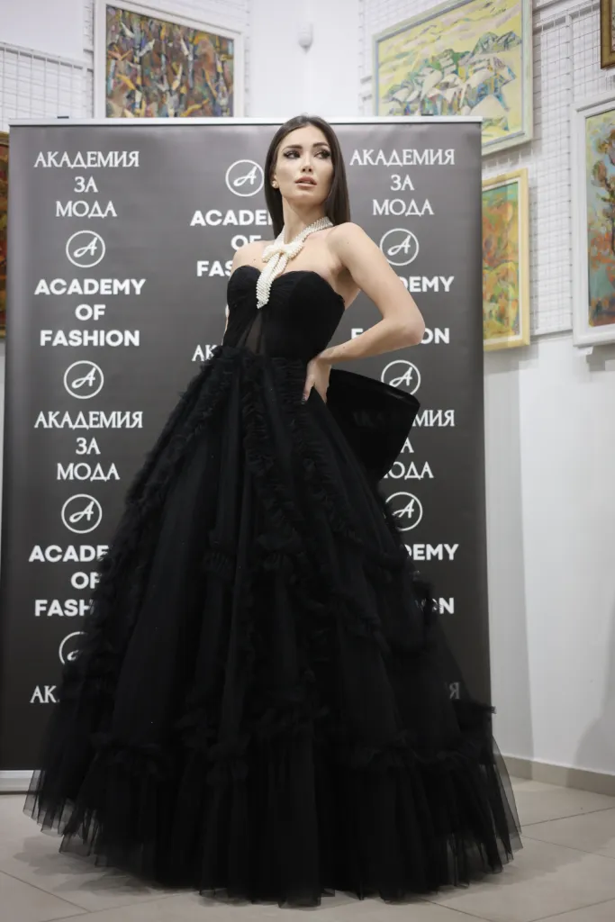 Гергана Желева в тоалет на Bridal Fashion със собственик Анелия Петкова. Фото: Академия за мода / Петър Станев